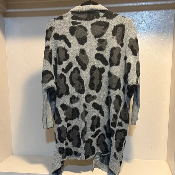 Elegant Gray Animal Print Cardigan - Picture 4 of 5